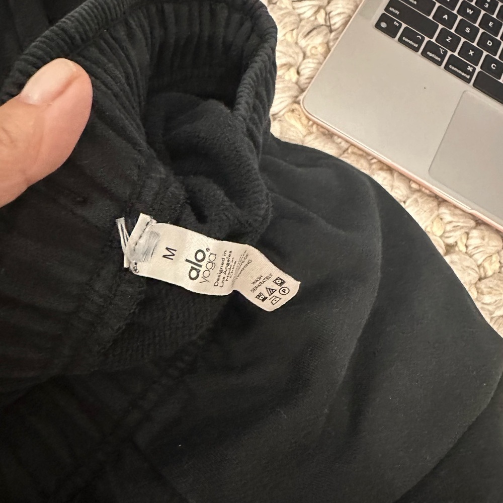 Alo Yoga Track Pants fleece black size medium - Picture 4 of 4